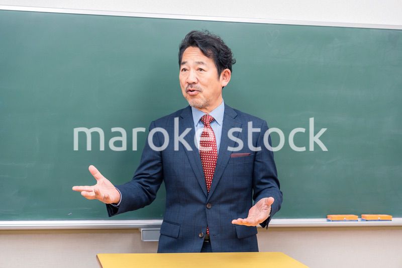 優しそうな雰囲気の男性教師