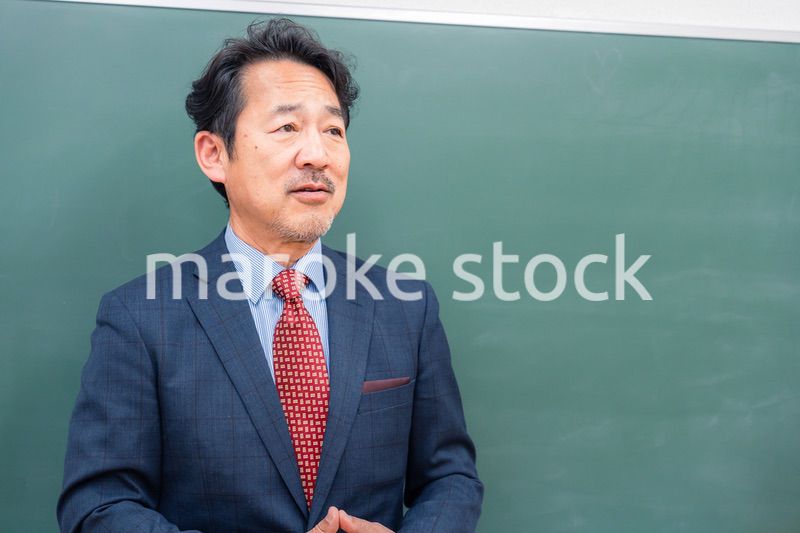優しそうな雰囲気の男性教師