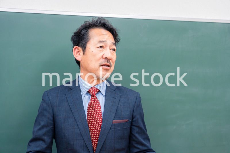 優しそうな雰囲気の男性教師