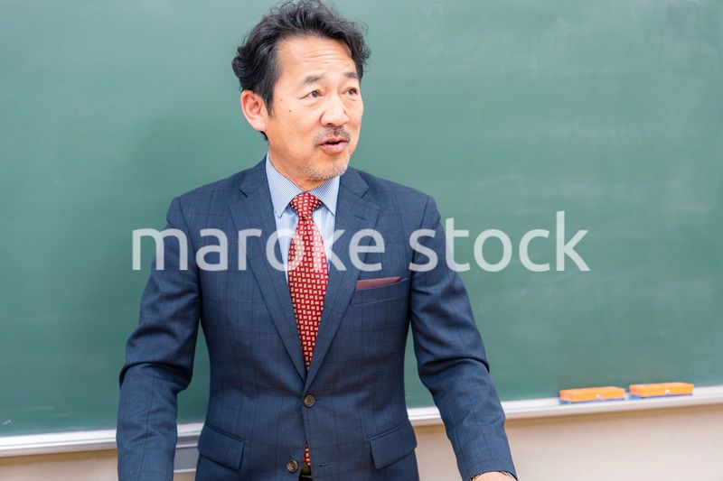 優しそうな雰囲気の男性教師