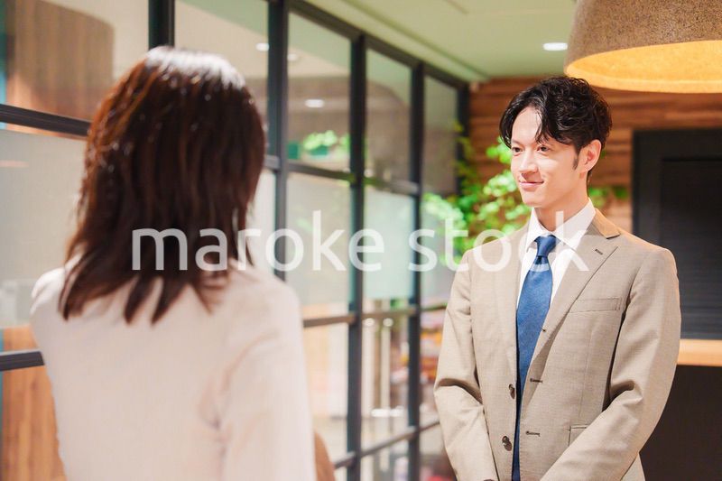 オフィスにお客様を通す女性の秘書