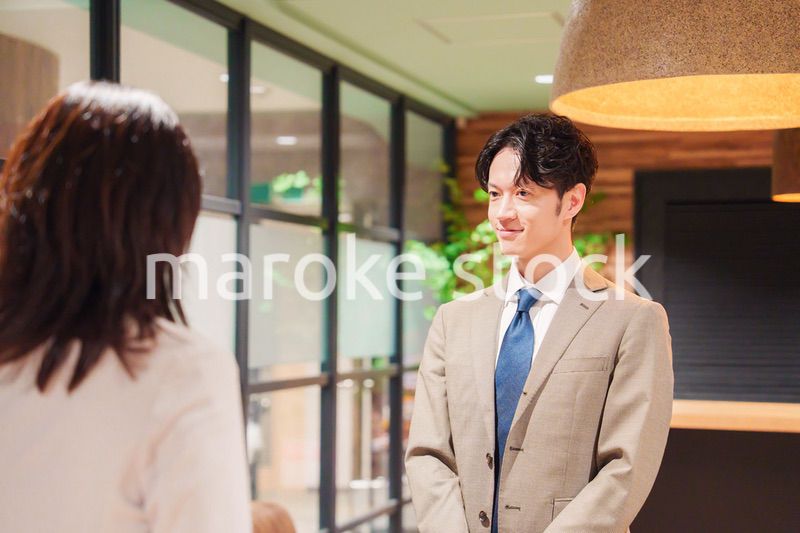 オフィスにお客様を通す女性の秘書