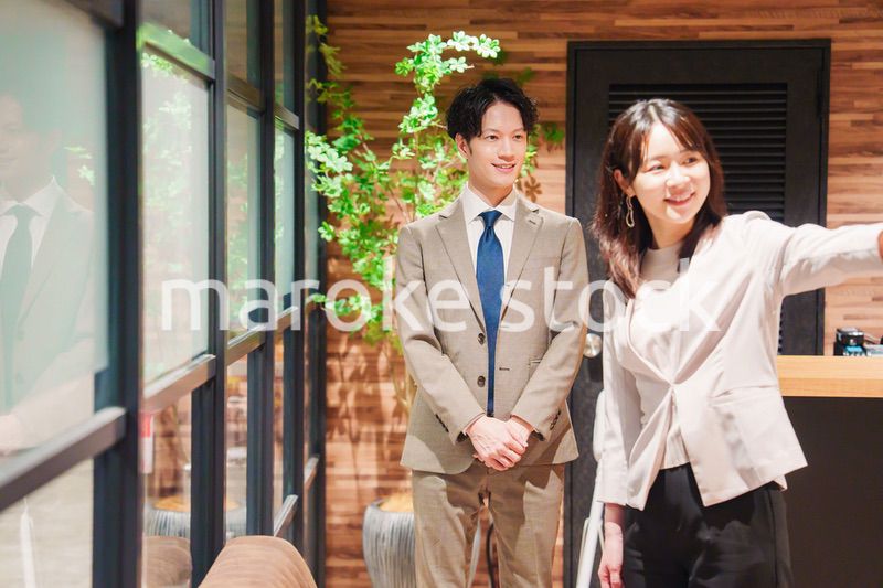 オフィスにお客様を通す女性の秘書