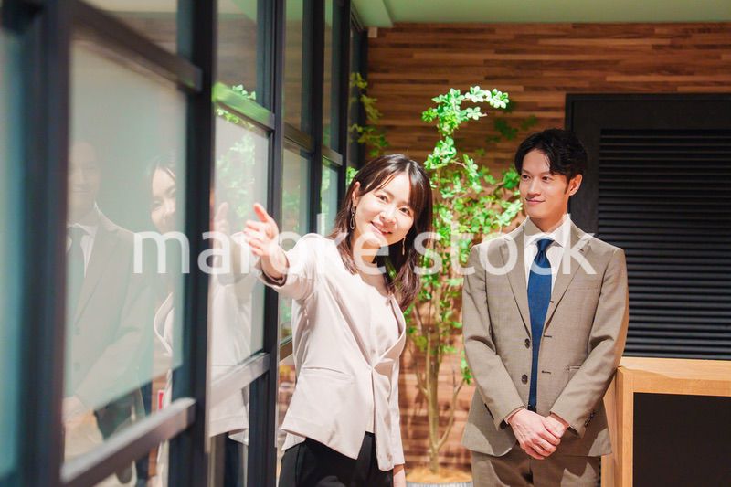 オフィスにお客様を通す女性の秘書