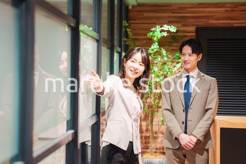 オフィスにお客様を通す女性の秘書