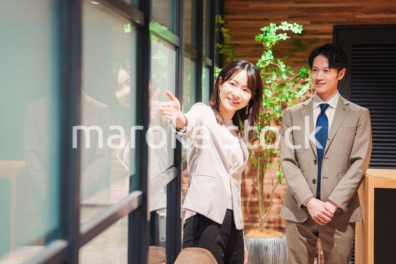 オフィスにお客様を通す女性の秘書