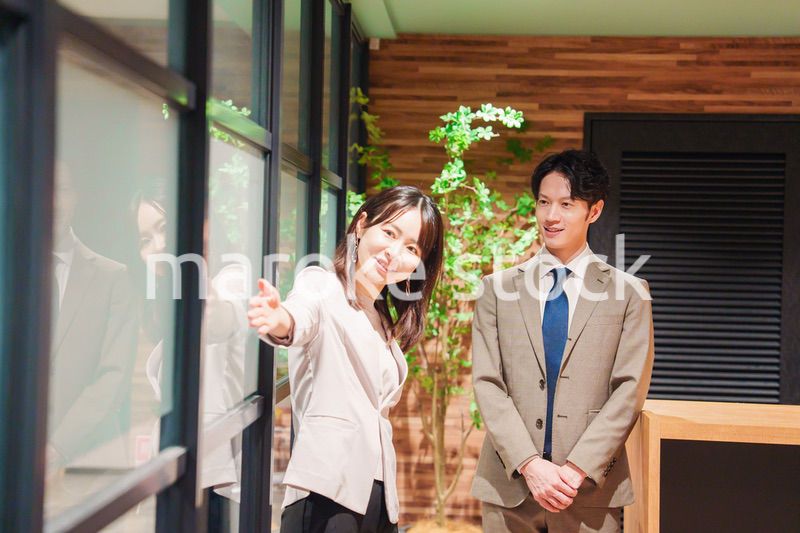 オフィスにお客様を通す女性の秘書