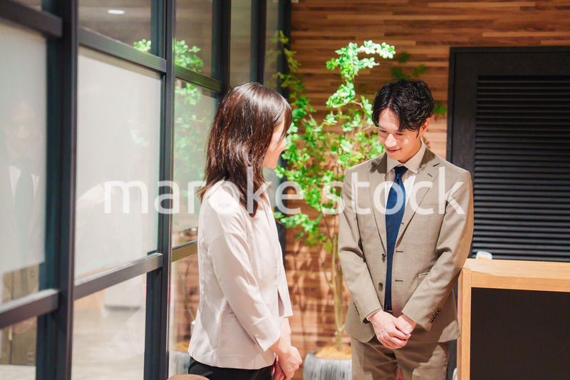 オフィスにお客様を通す女性の秘書