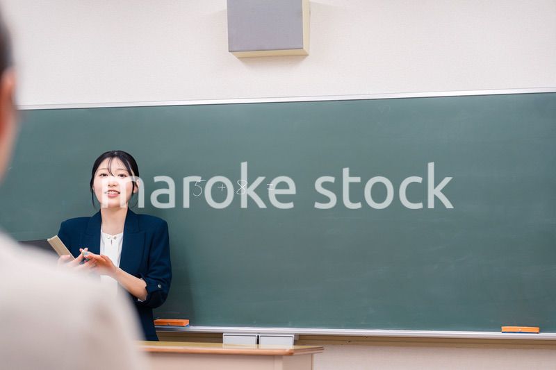 教室で授業をする女性の教師