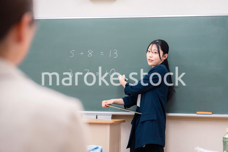 教室で授業をする女性の教師