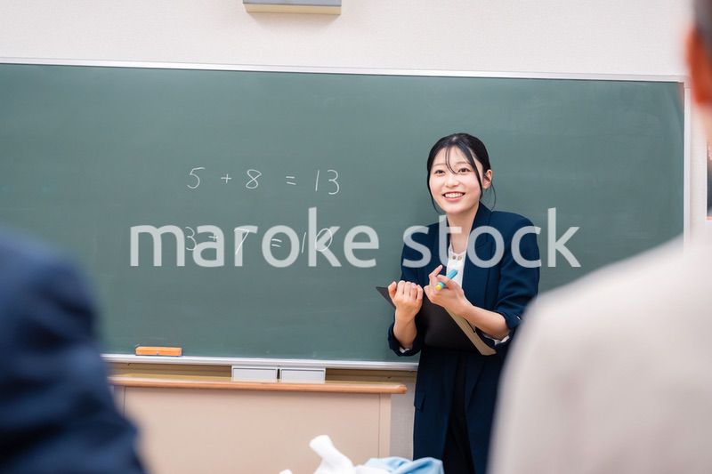 教室で授業をする女性の教師