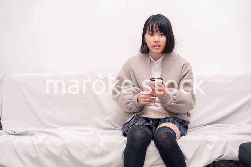 スマホを使う中学生の女の子