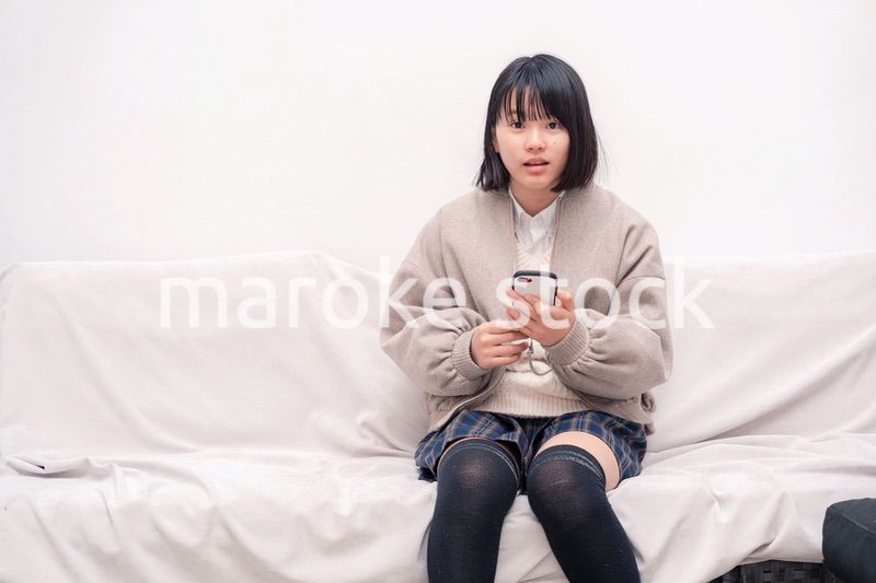 スマホを使う中学生の女の子