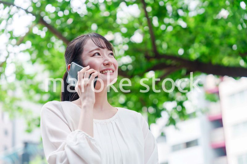 外で通話をする若い女性