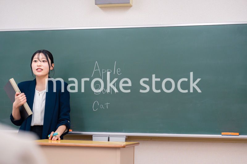 学校で英語の授業をする女性教師