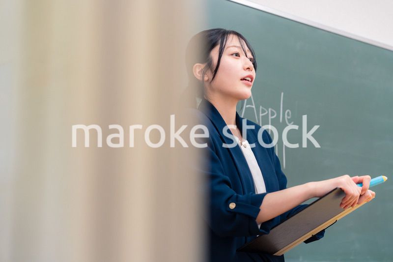 学校で英語の授業をする女性教師