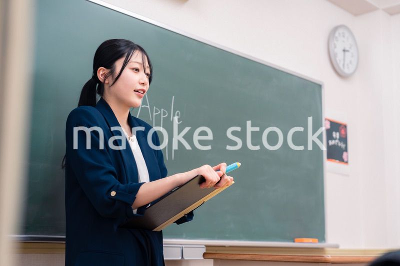 学校で英語の授業をする女性教師