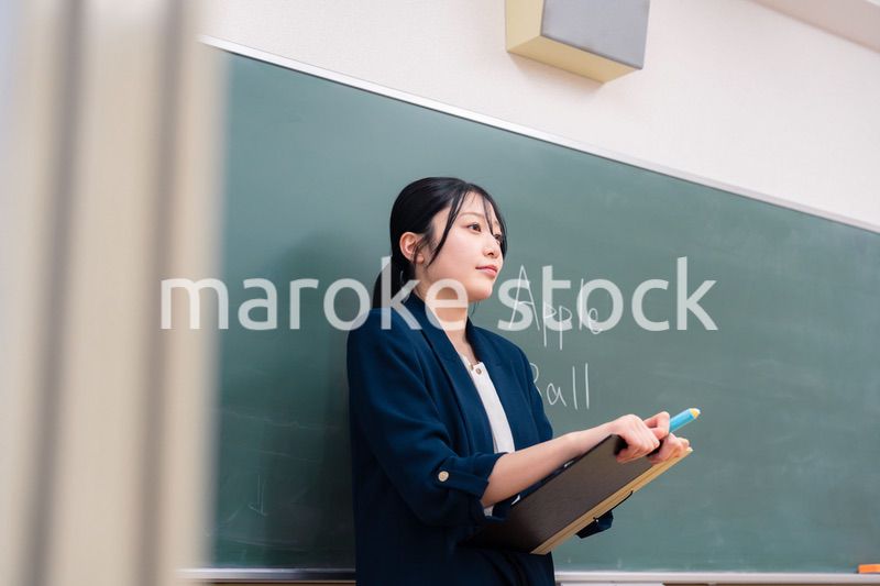学校で英語の授業をする女性教師