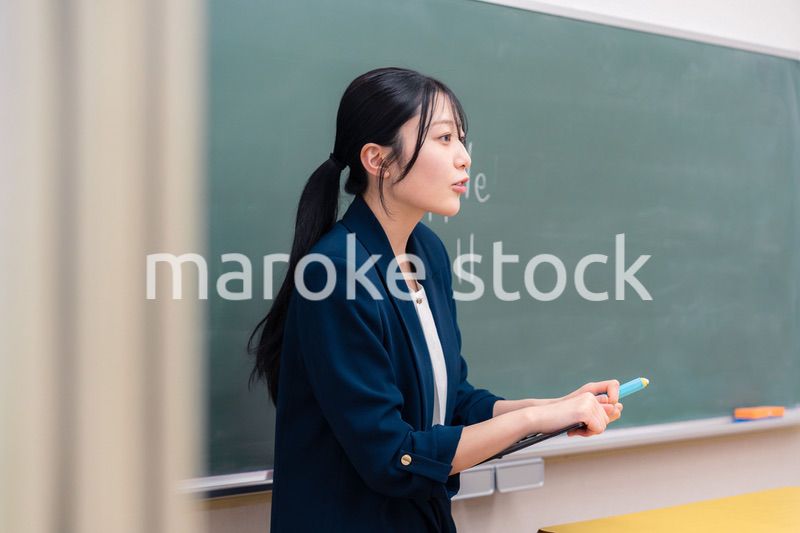 学校で英語の授業をする女性教師
