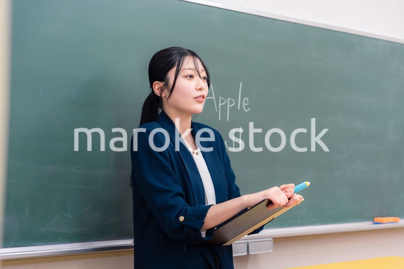 学校で英語の授業をする女性教師