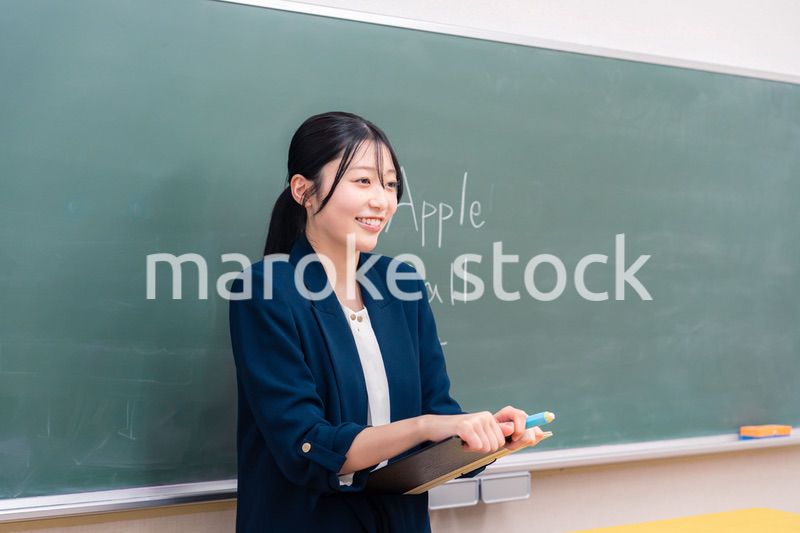 学校で英語の授業をする女性教師