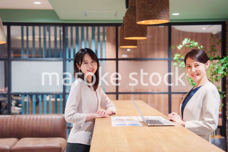 カメラ目線で笑顔の2人の働く女性