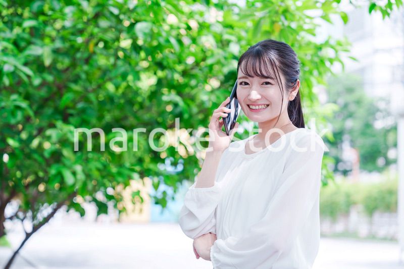 外で通話をする若い女性