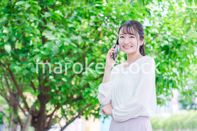 外で通話をする若い女性