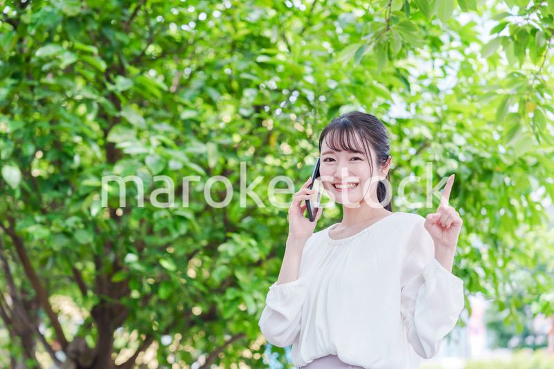 スマホで通話をする笑顔の若い女性