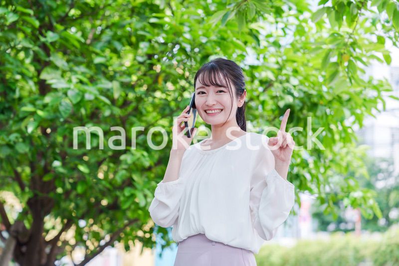 スマホで通話をする笑顔の若い女性