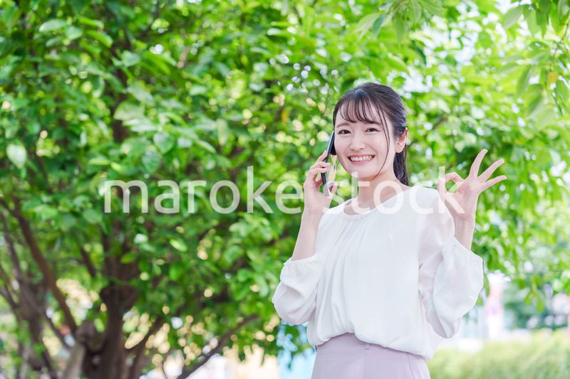 スマホで通話をする笑顔の若い女性