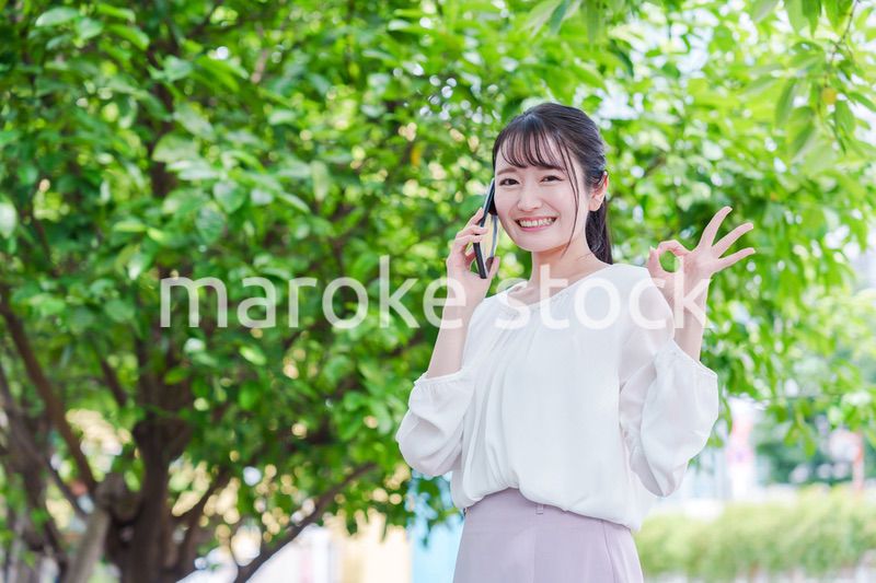 スマホで通話をする笑顔の若い女性