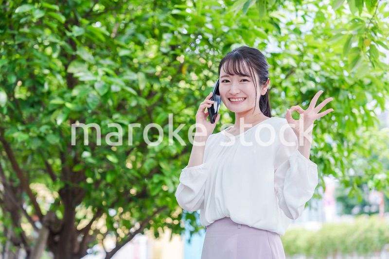 スマホで通話をする笑顔の若い女性