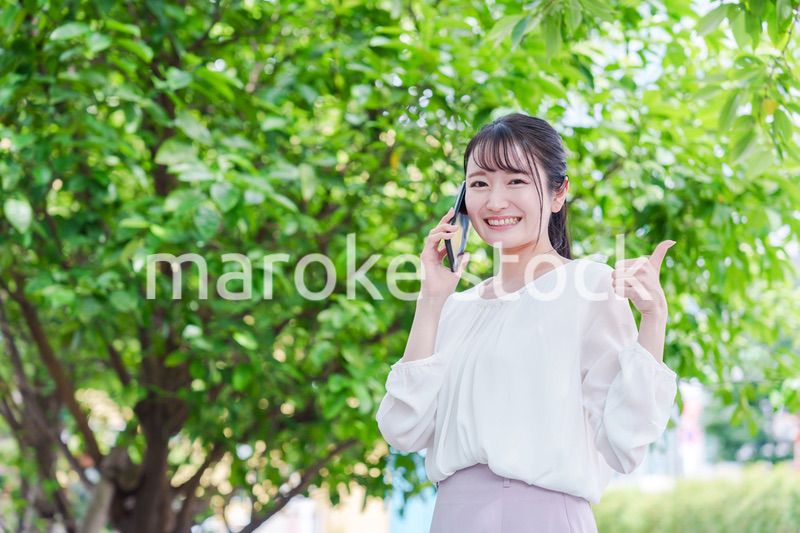 スマホで通話をする笑顔の若い女性