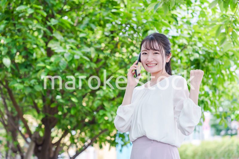 スマホで通話をする笑顔の若い女性