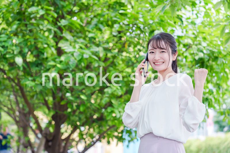 スマホで通話をする笑顔の若い女性