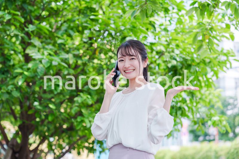 スマホで通話をする笑顔の若い女性