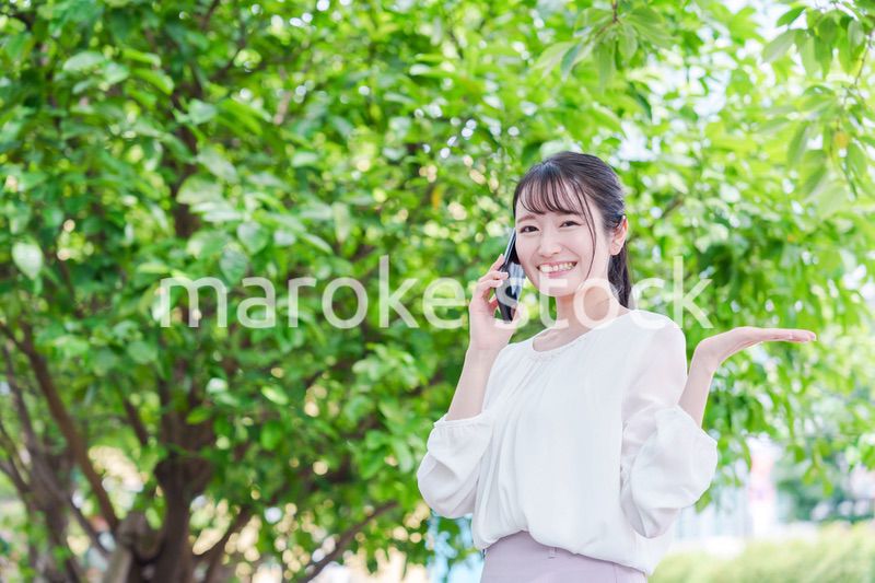 スマホで通話をする笑顔の若い女性