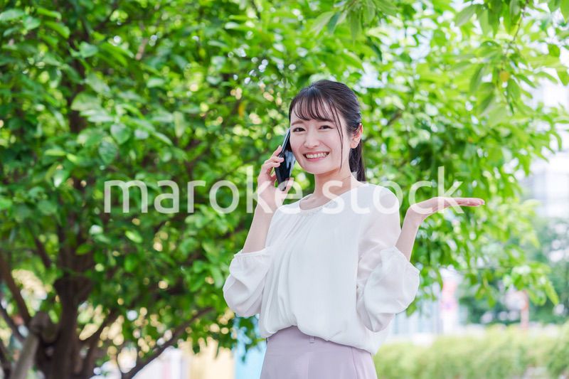 スマホで通話をする笑顔の若い女性