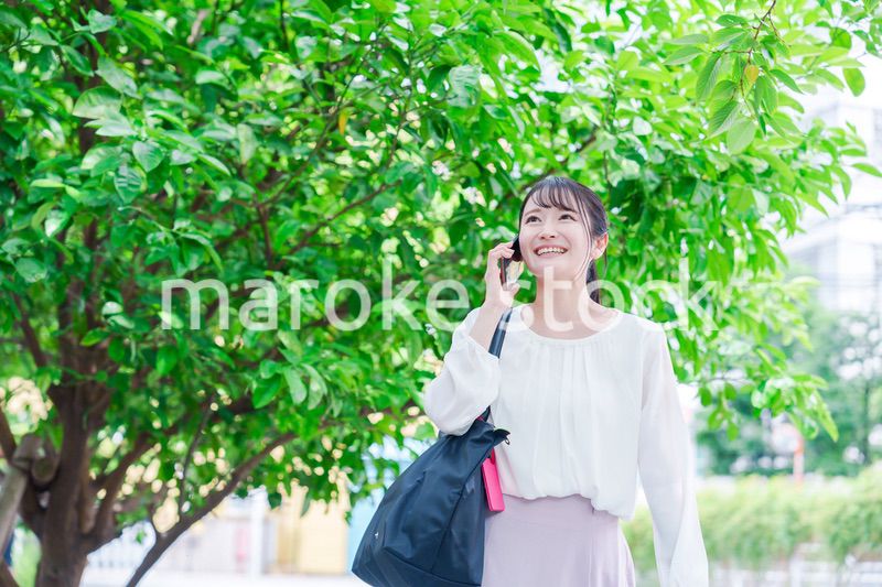 外で通話をする若い女性