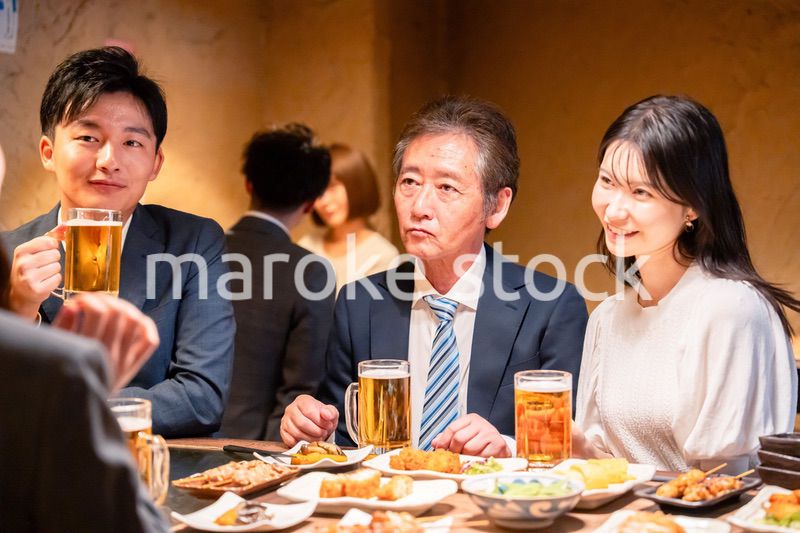 居酒屋で部署のお疲れ様会をするビジネスパーソン