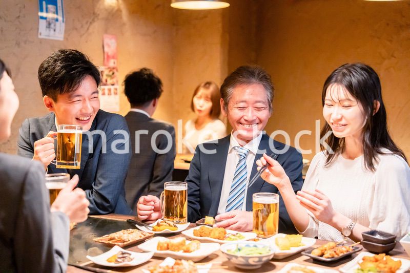 居酒屋で部署のお疲れ様会をするビジネスパーソン