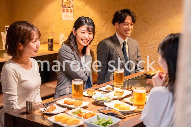 飲み会で大爆笑して盛り上がる会社員の女性