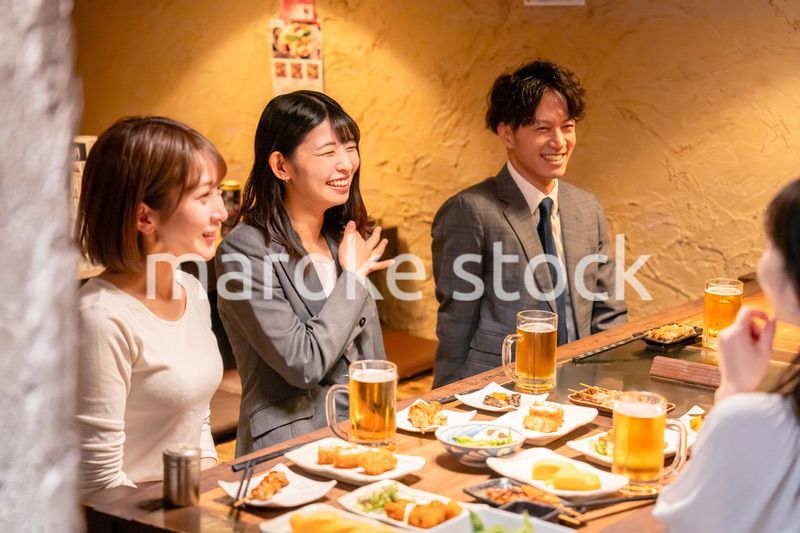 飲み会で大爆笑して盛り上がる会社員の女性