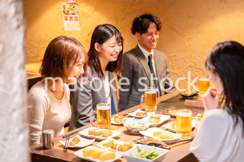 飲み会で大爆笑して盛り上がる会社員の女性