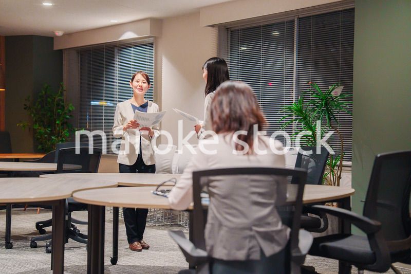 夜遅くまでプレゼンの練習・読み合わせをするビジネスパーソン