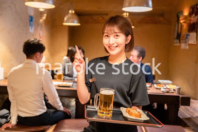 居酒屋のホールで働く若い女性