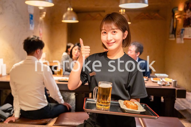 居酒屋のホールで働く若い女性