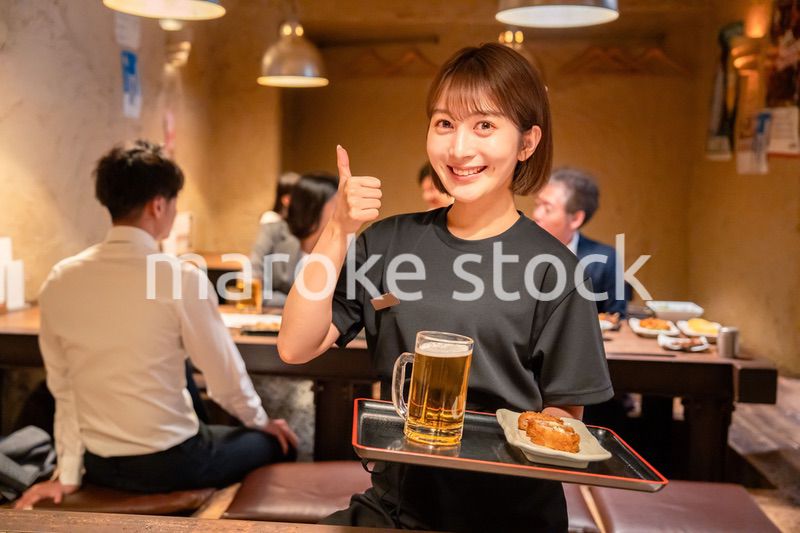 居酒屋のホールで働く若い女性
