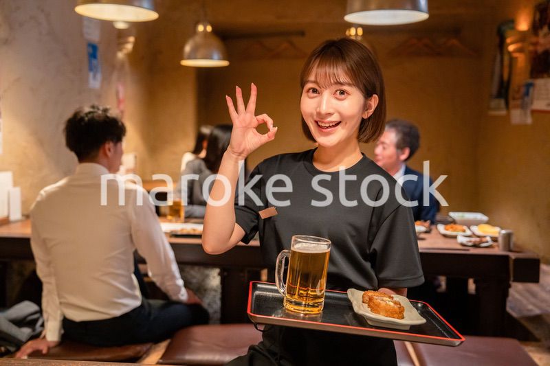 居酒屋のホールで働く若い女性